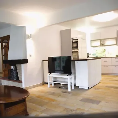 Apartment Cozy & Calm 3 Bedroom House With Garden