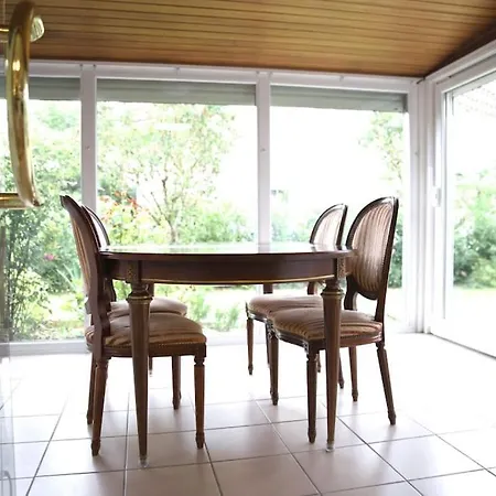 Cozy & Calm 3 Bedroom House With Garden Apartment *