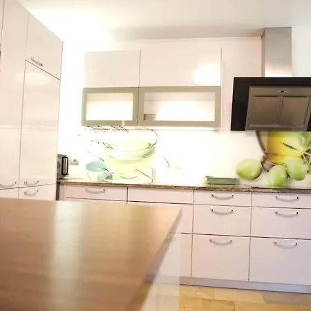 Apartment Cozy & Calm 3 Bedroom House With Garden *